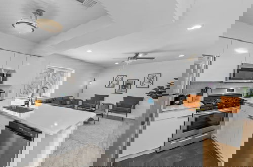 Foto 17 - Crescent Furnished Apartments v2