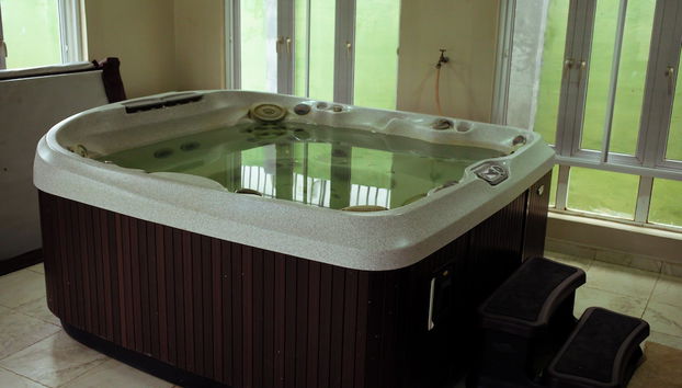 Banheira de hidromassagem interior