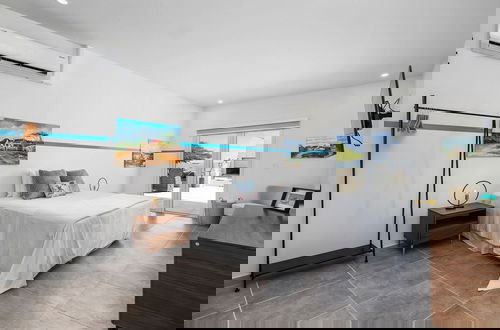 Foto 3 - Modern Trestrapi Beach Villa 8 bed 8 Bath 2 Pools