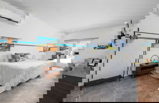 Foto 3 - Modern Trestrapi Beach Villa 8 bed 8 Bath 2 Pools