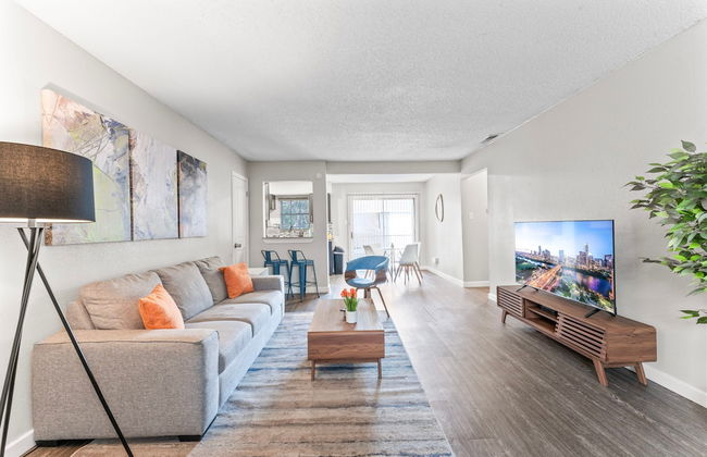 Spacious and Chic King Bed 2BR Suite 5 Min to DT - Photo 1