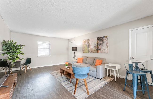 Spacious and Chic King Bed 2BR Suite 5 Min to DT - Photo 12