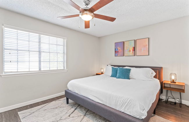 Spacious and Chic King Bed 2BR Suite 5 Min to DT - Photo 4