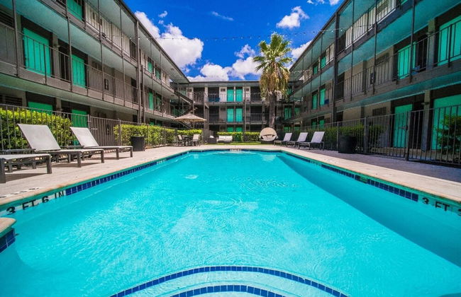 Spacious and Chic King Bed 2BR Suite 5 Min to DT - Photo 2