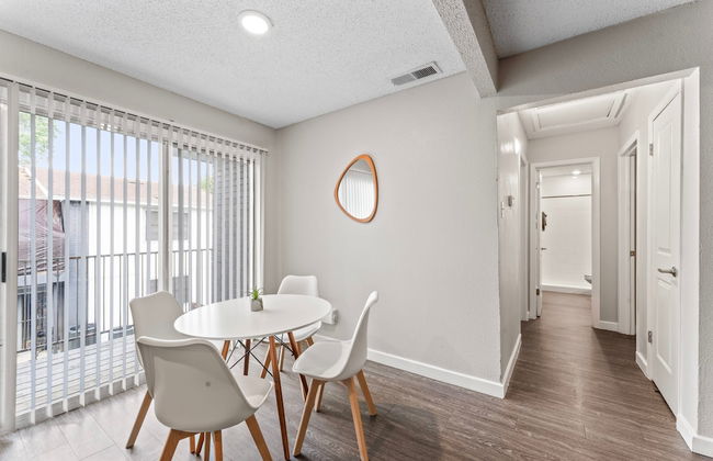 Spacious and Chic King Bed 2BR Suite 5 Min to DT - Photo 8