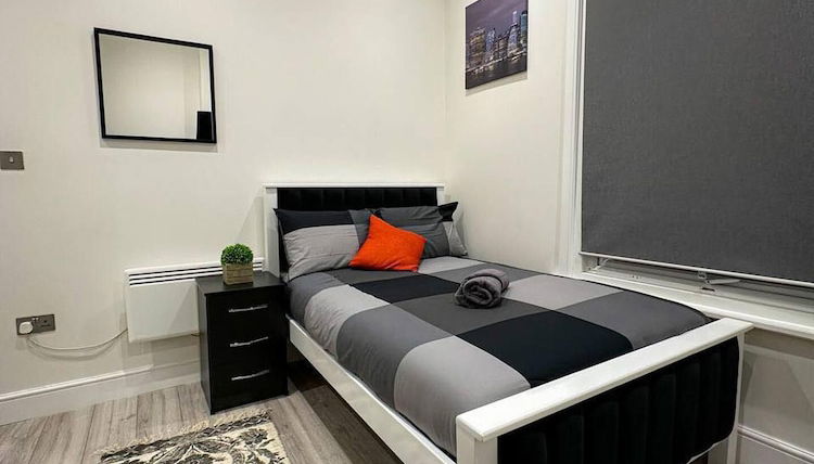 Photo 1 - Studio Flat in Ealing Broadway