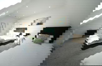 Photo 2 - Heathrow Charge and Go