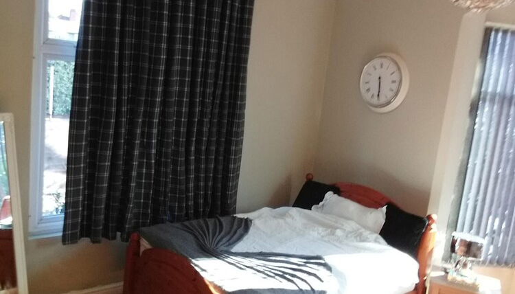 Photo 1 - Charming 1-bed Studio in Leeds
