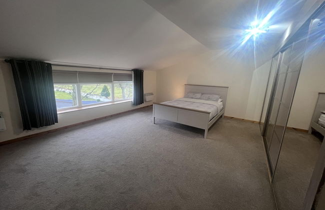 Captivating 2 Bed Apartment in Newhouse - Foto 8