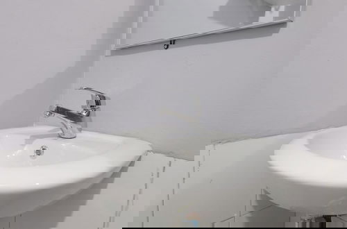 Foto 11 - Comfy Studio Apartment At Grand Asia Afrika