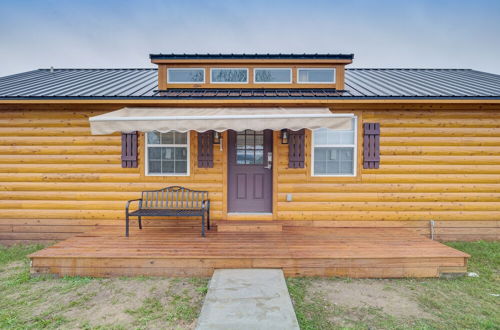 Foto 1 - Cozy Texas Cabin w/ Porch, Near Hunting & Fishing