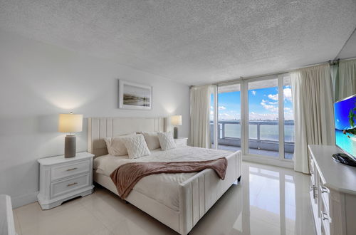 Photo 9 - Chic Bayfront Condo With Stunning View