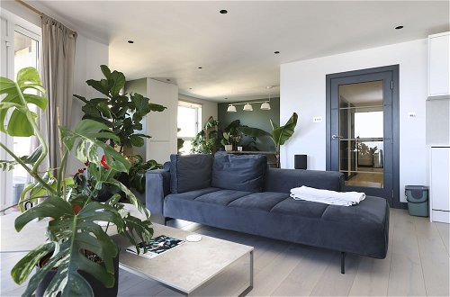 Photo 18 - Altido Fabulous 2Br Apartment W/Terrace & Bay View