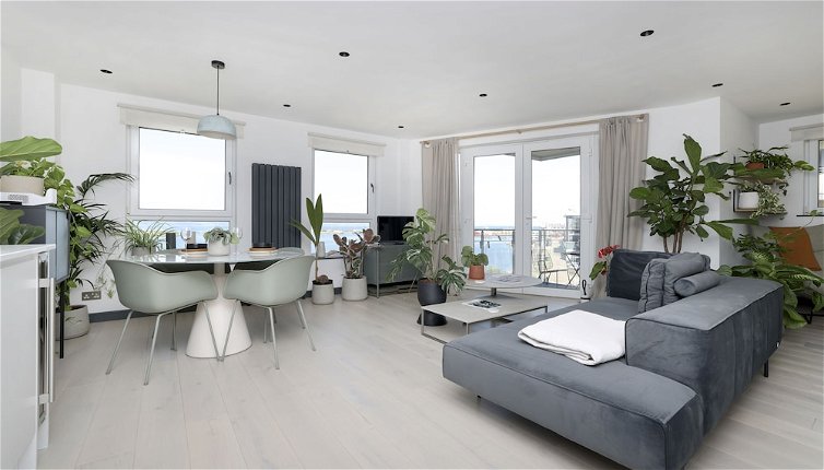 Photo 1 - Altido Fabulous 2Br Apartment W/Terrace & Bay View