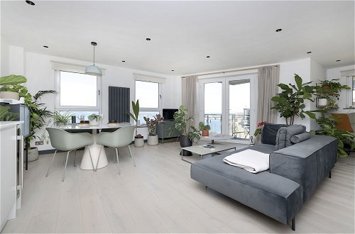 Photo 1 - Altido Fabulous 2Br Apartment W/Terrace & Bay View