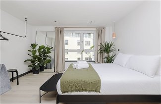 Photo 3 - Altido Fabulous 2Br Apartment W/Terrace & Bay View