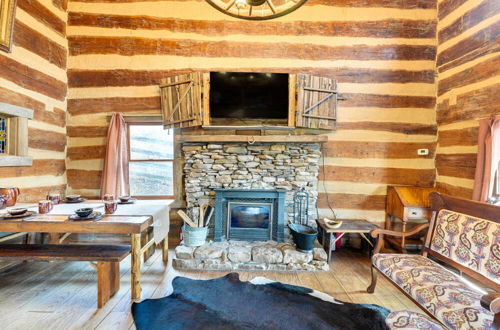 Foto 11 - Historic Jonesborough Cabin w/ Fire Pit & Grill