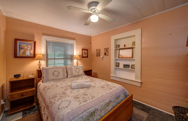 Moonshiner's Cabin Minutes From Two Wheels! - Photo 2