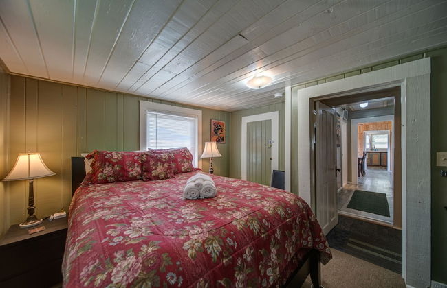Moonshiner's Cabin Minutes From Two Wheels! - Photo 21
