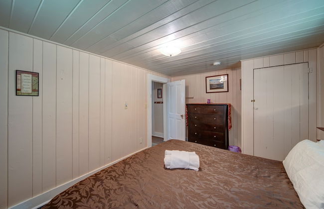 Moonshiner's Cabin Minutes From Two Wheels! - Photo 3