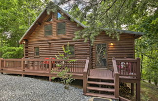 Foto 1 - Blue Ridge Log Cabin w/ Hot Tub & Game Room