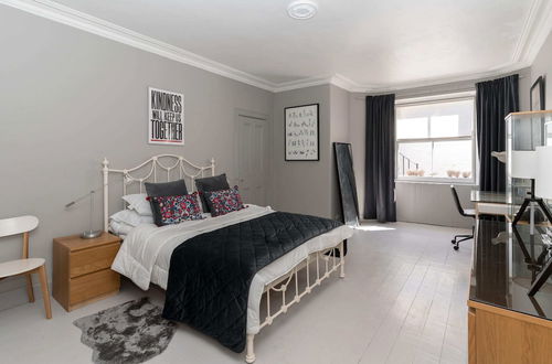 Photo 2 - Beautiful & Bright 2BD Flat - Haymarket