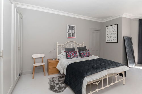 Photo 1 - Beautiful & Bright 2BD Flat - Haymarket