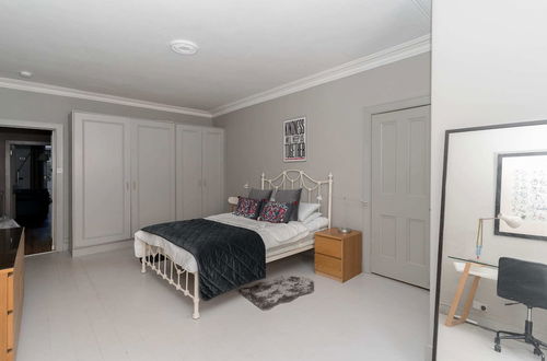 Photo 4 - Beautiful & Bright 2BD Flat - Haymarket