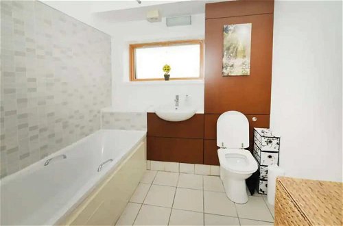Photo 6 - Bright 2BD Flat With Private Balcony - Dublin
