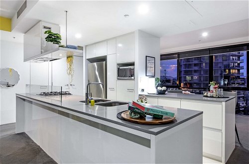 Photo 6 - 2 Bed + Study - Low Floor - Circle on Cavill - Wow Stay
