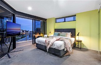 Photo 2 - 2 Bed + Study - Low Floor - Circle on Cavill - Wow Stay