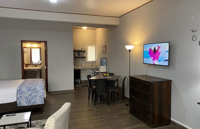 M&M Zavala Hotel and B&B - Photo 10