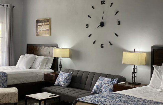 M&M Zavala Hotel and B&B - Photo 4