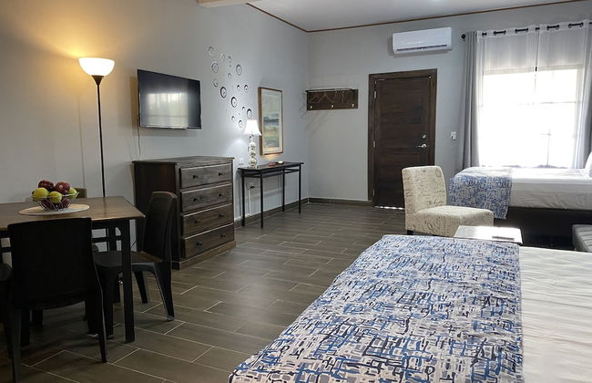 M&M Zavala Hotel and B&B - Photo 5