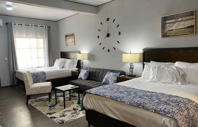 M&M Zavala Hotel and B&B - Photo 8