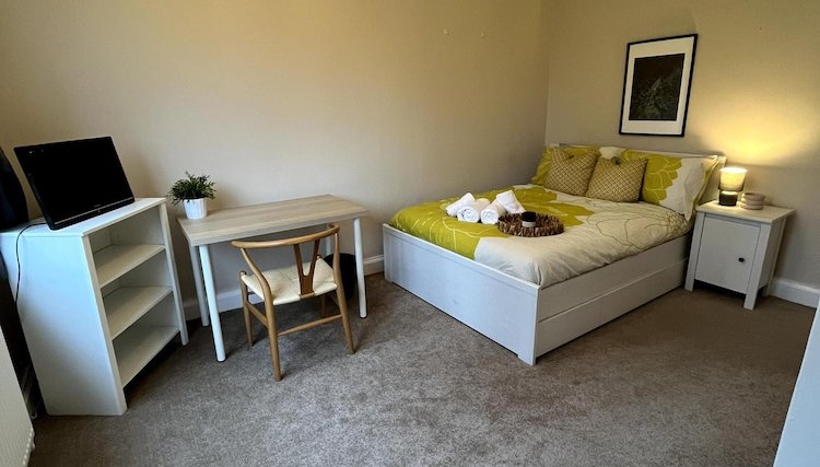Photo 1 - 2 Bed Flat - 9-12 Mins to Central London Sleeps 4