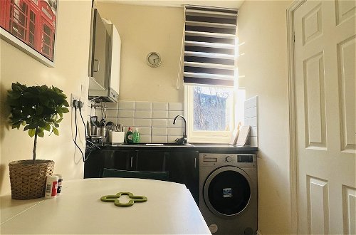 Photo 14 - Impeccable 1 Bedroom Flat in Central London