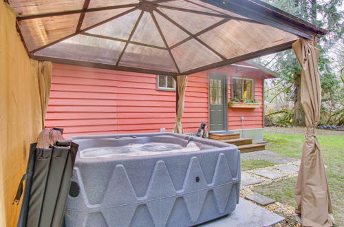 Photo 19 - Arlington Creekside Cabin w/ Hot Tub & Fire Pit