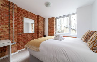 Photo 2 - Stylish with beautiful brick walls