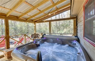 Foto 3 - Cozy Creekside Mountain Escape w/ Hot Tub