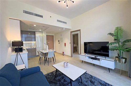 Photo 12 - Luxury StayCation - Comfy Condo With Balcony In The Heart of Meydan