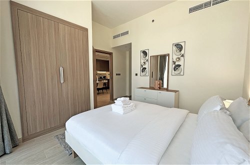 Photo 6 - Luxury StayCation - Comfy Condo With Balcony In The Heart of Meydan