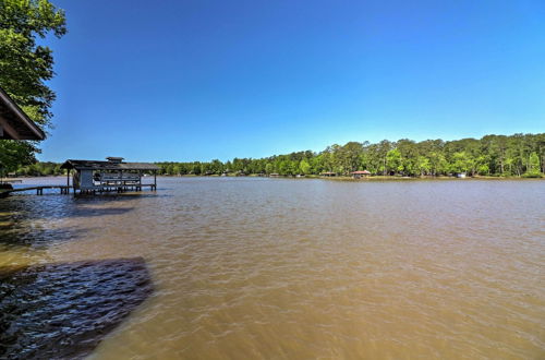 Foto 18 - Lakefront Milledgeville Cabin: Private Dock, Porch