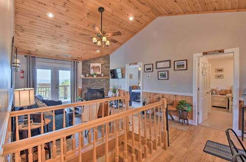 Foto 42 - Lakemont Mtn Cabin w/ Game Room & Hot Tub