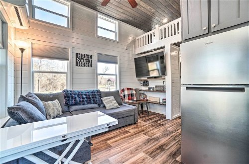 Foto 15 - Splendid Tiny Home With Fire Pit ~ 2 Mi to Lake