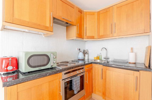 Photo 10 - Spacious 1BD Flat 5 Mins to Paddington Station