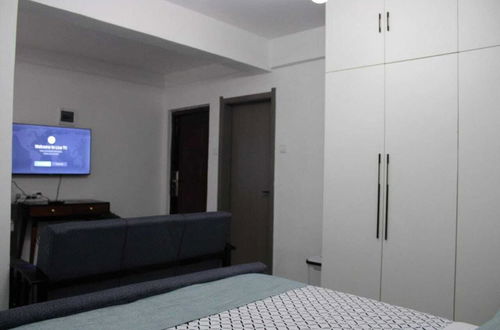 Photo 3 - Lux Suites Royal Studio Apartments