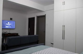 Photo 3 - Lux Suites Royal Studio Apartments