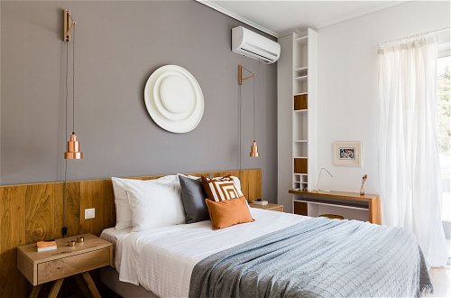 Foto 4 - UPSTREET Adorable 2 Bedroom Apartment near Kallimarmaro Stadium
