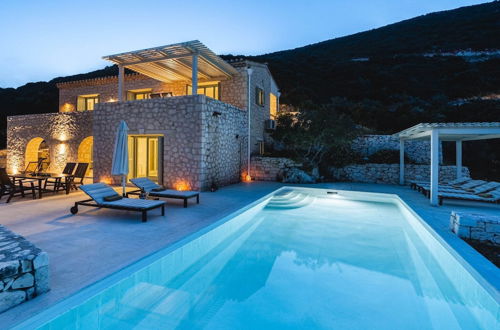 Foto 26 - Luxurious Villa in Vasiliki with Swimming Pool & Hot Tub